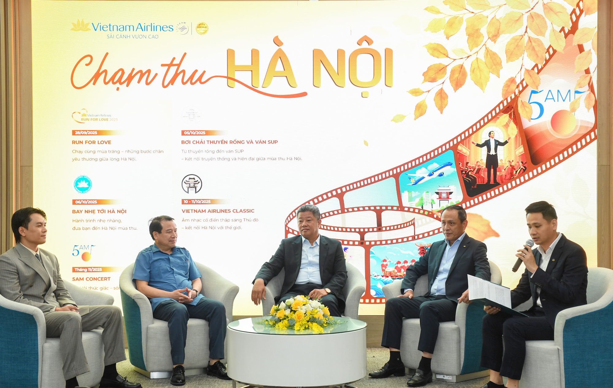 Ảnh 2. Các khách mời tham gia phần tọa đàm, chia sẻ thông tin về chiến dịch 'Chạm thu Hà Nội'. Ảnh VNA