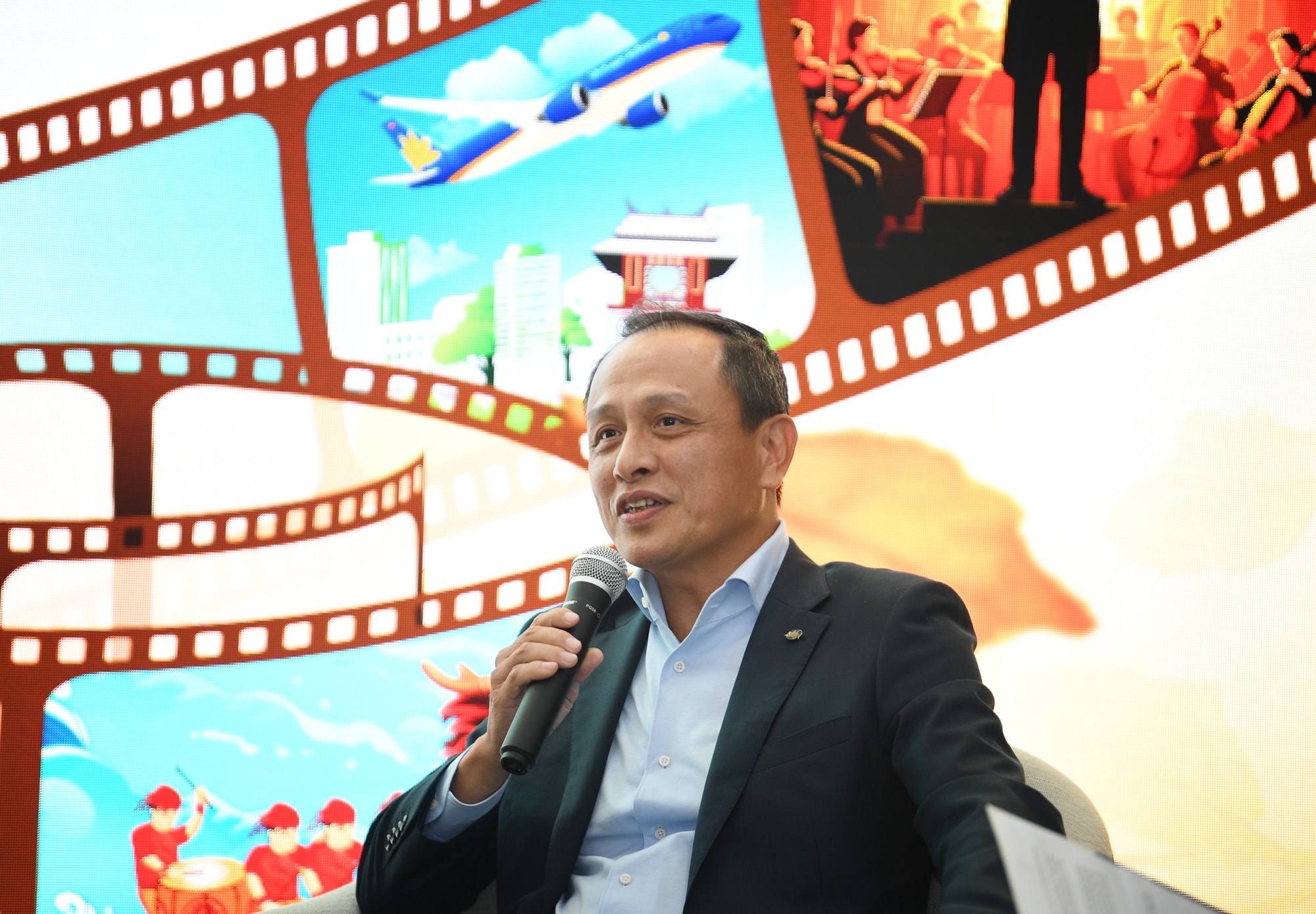 Ảnh 3. Ông Lê Hồng Hà - Tổng giám đốc Vietnam Airlines chia sẻ về chiến dịch 'Chạm thu Hà Nội' và kỳ vọng đưa Hà Nội trở thành điểm đến văn hóa hấp dẫn. Ảnh VNA