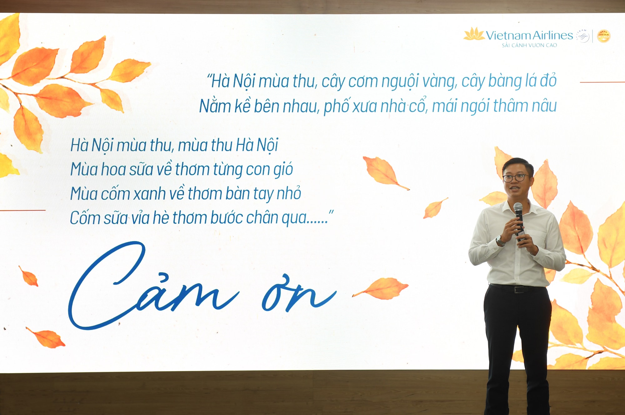 Ảnh 4. Ông Đỗ Đông Hưng - Trưởng Ban Truyền thông Vietnam Airlines chia sẻ về cảm hứng mùa thu Hà Nội và thông điệp chiến dịch 'Chạm thu Hà Nội'. Ảnh VNA