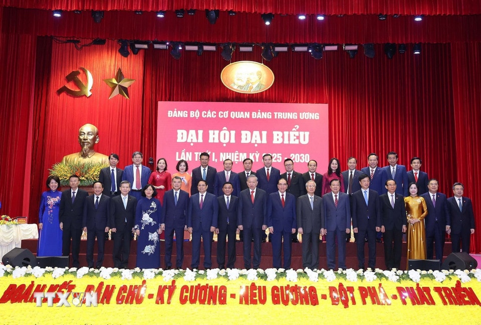 General Secretary To Lam, leaders and former leaders of the Party and State and delegates attending the Congress. (Photo: Thong Nhat/VNA)