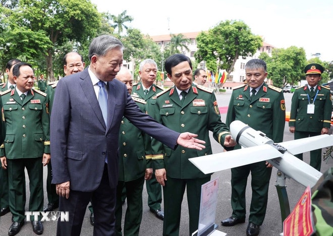 Tổng Bí thư Tô Lâm tham quan trưng bày các sản phẩm công nghiệp quốc phòng. (Ảnh: Thống Nhất/TTXVN) ttxvn-tong-bi-thu-to-lam-du-dai-hoi-thi-dua-quyet-thang-toan-quan-lan-thu-xi-19.jpg