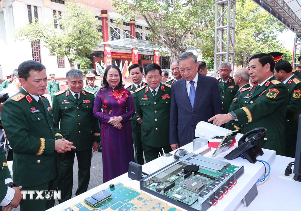 Tổng Bí thư Tô Lâm tham quan gian trưng bày sản phẩm công nghiệp quốc phòng. (Ảnh: Trọng Đức/TTXVN)