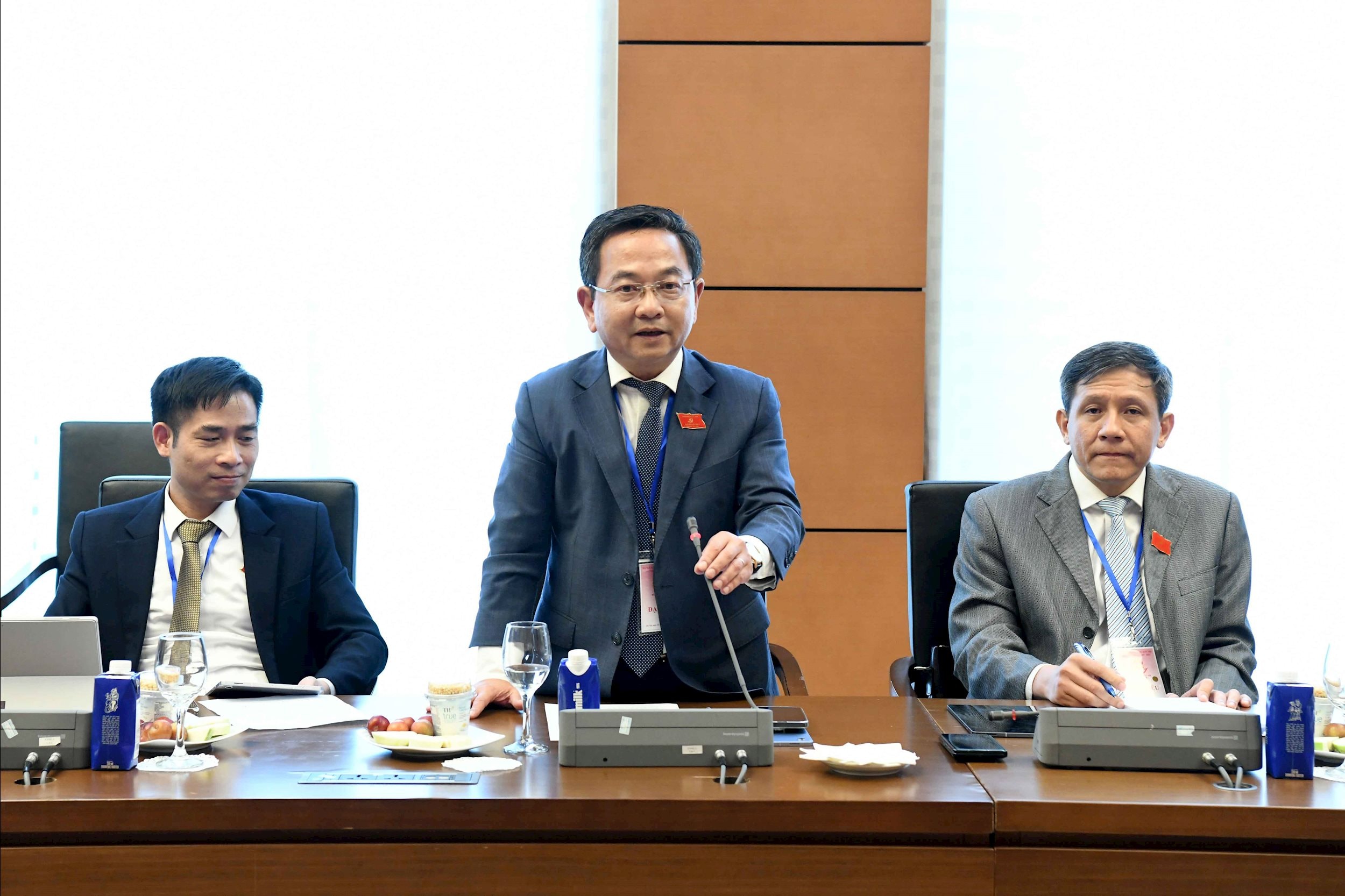 Das angesehene Büro der Nationalversammlung – Phan-van-ngoc.jpg