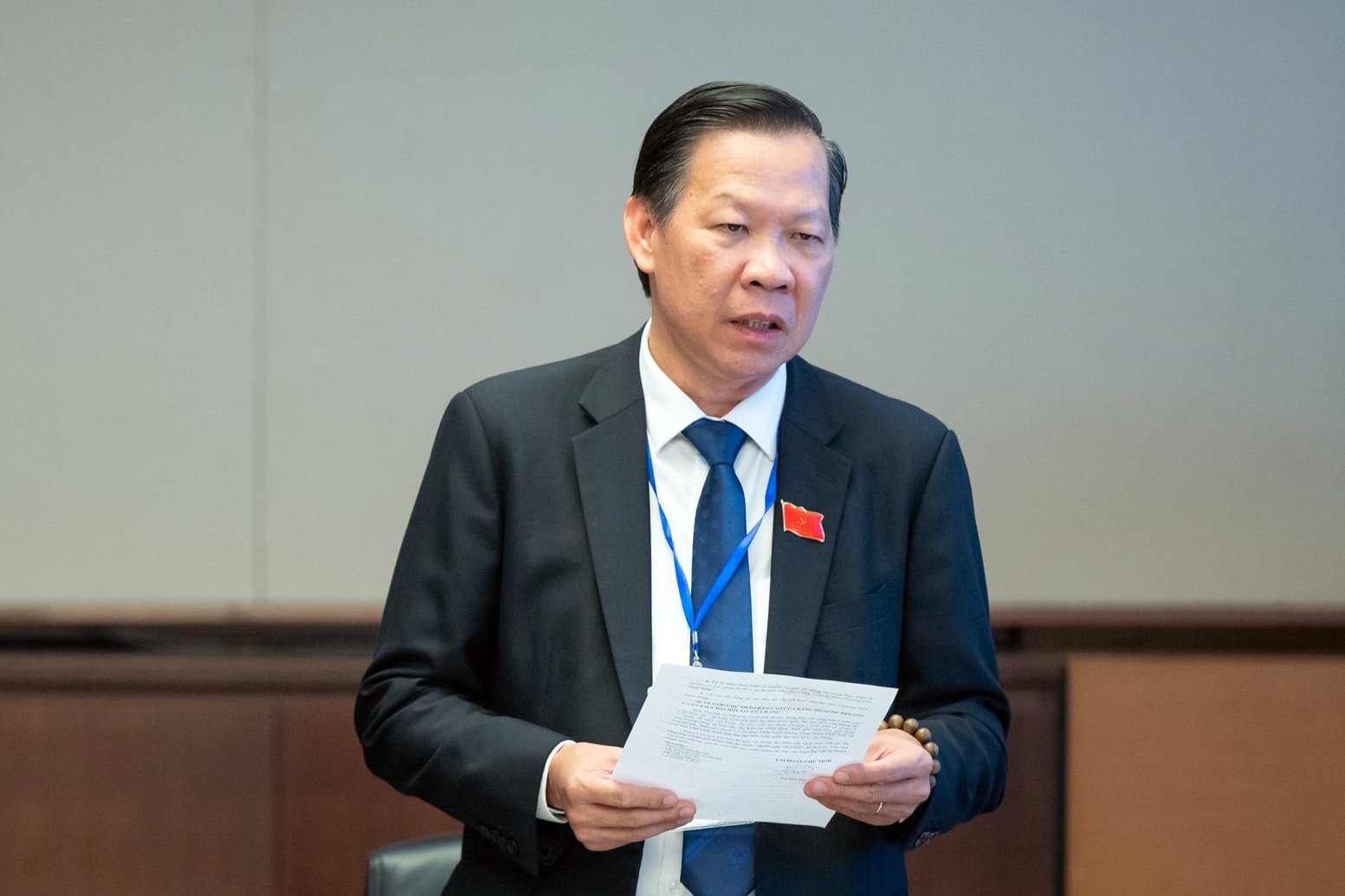 Bí thư Đảng ủy, Chủ nhiệm Ủy ban Kinh tế và Tài chính Phan Văn Mãi điều hành phiên thảo luận. Ảnh: Phạm Thắng