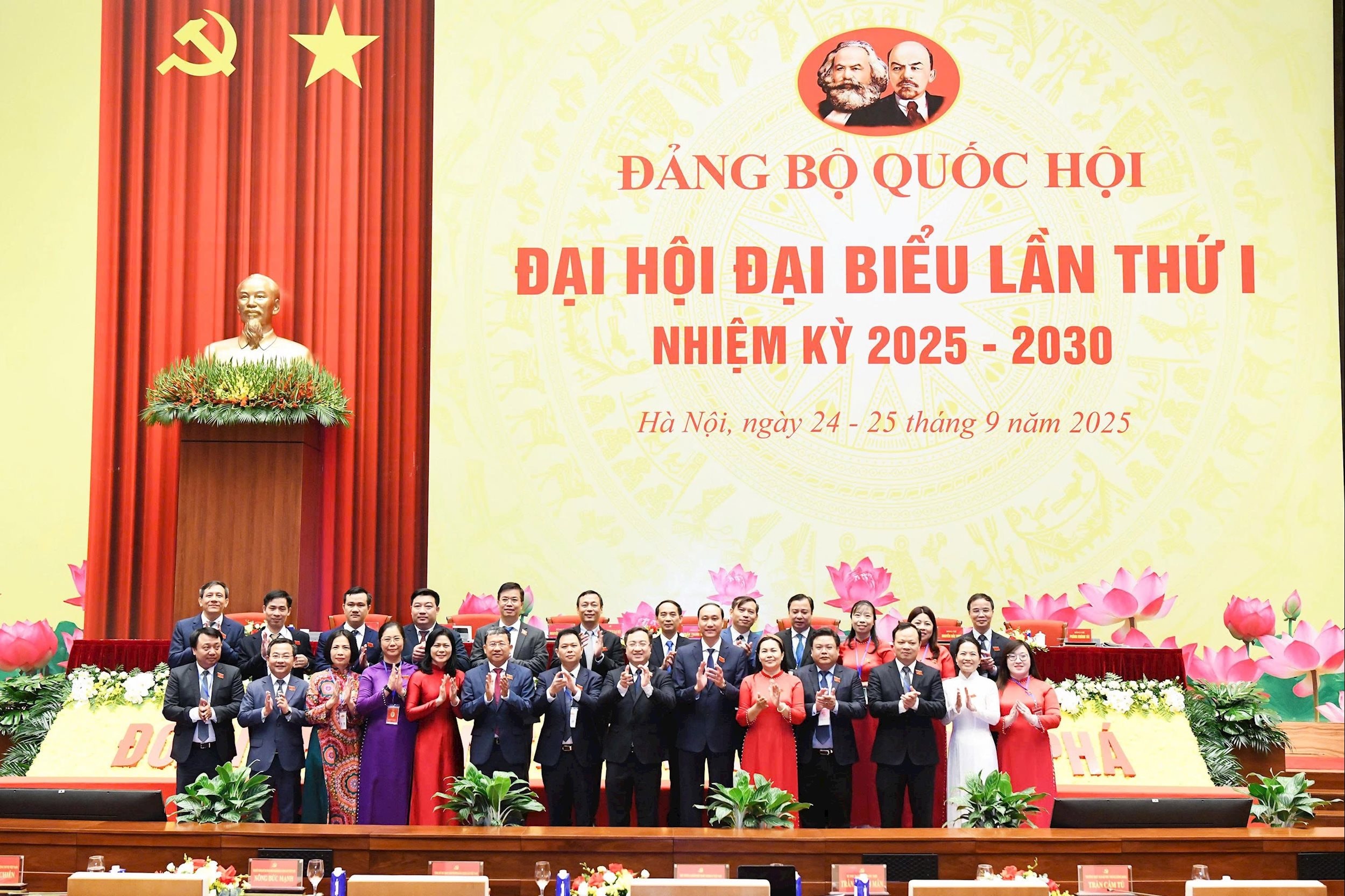Tổng Bí thư Tô Lâm, Thủ tướng Phạm Minh Chính, Chủ tịch Quốc hội Trần Thanh Mẫn và các đại biểu. Ảnh: Phạm Thắng
