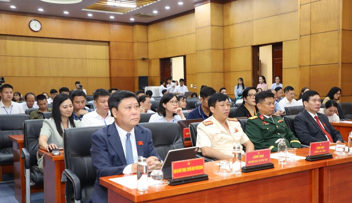 Đại diện các Sở, ban, ngành địa phương và các phóng viên báo chí tại buổi họp báo