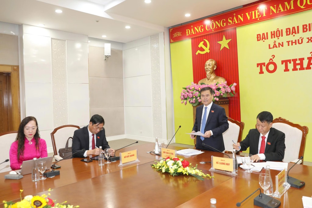 Phó Bí thư Tỉnh ủy, Chủ tịch UBND tỉnh Bùi Văn Khắng phát biểu ý kiến tại Tổ thảo luận số 3. Ảnh Đỗ Phương