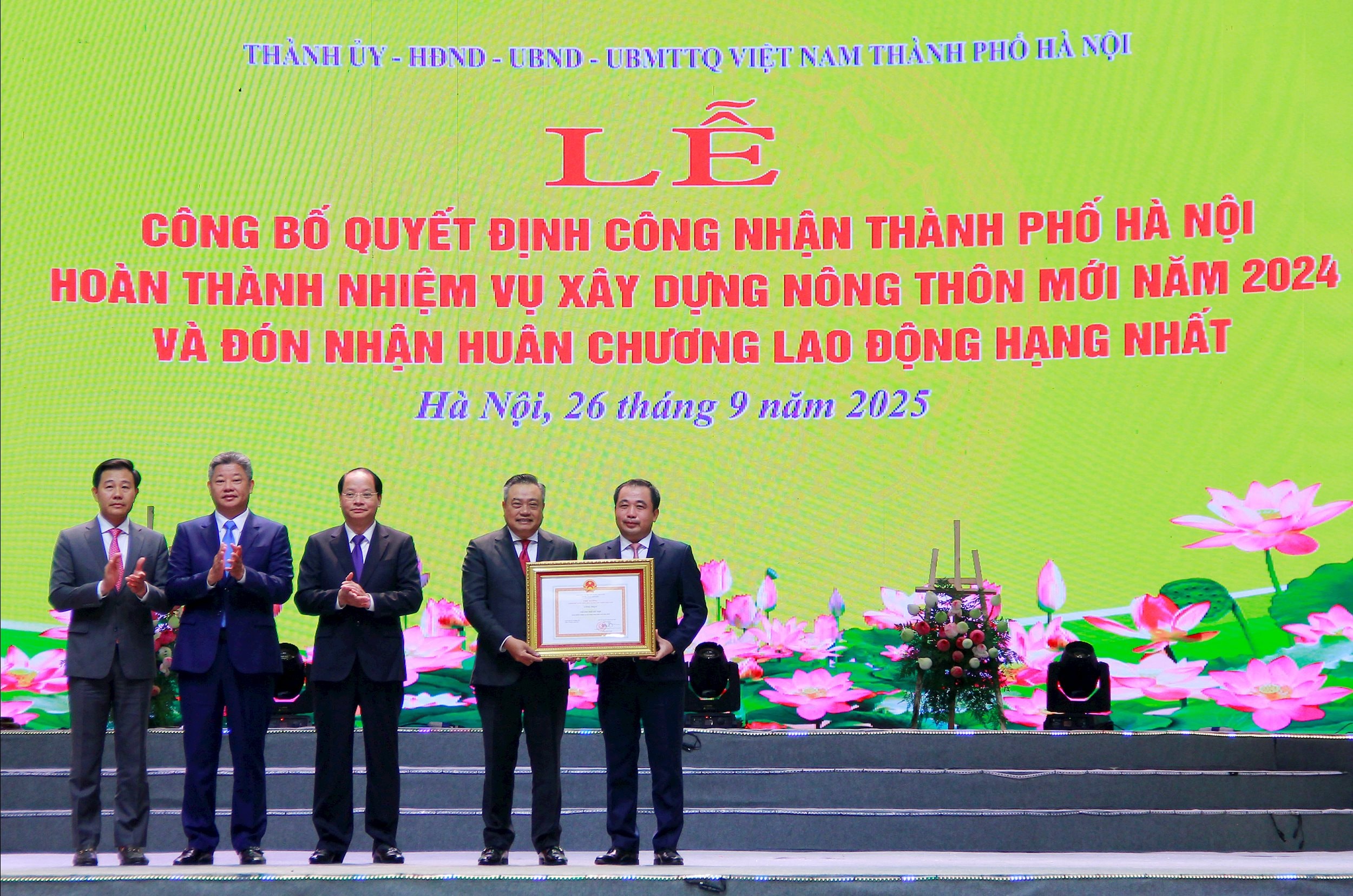 Quyền Bộ trưởng Bộ Nông nghiệp và Môi trường Trần Đức Thắng thừa uỷ quyền của Thủ tướng Chính phủ trao Bằng công nhận hoàn thành nhiệm vụ xây dựng NTM năm 2024 cho TP. Hà Nội