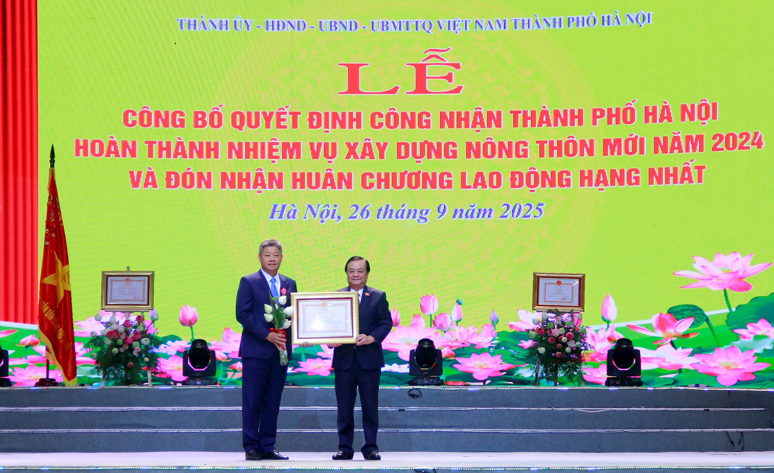 Phó Chủ tịch Quốc hội Lê Minh Hoan trao Huân chương lao động Hạng 3 của Chủ tịch nước cho Phó Chủ tịch UBND thành phố Hà Nội Nguyễn Mạnh Quyền