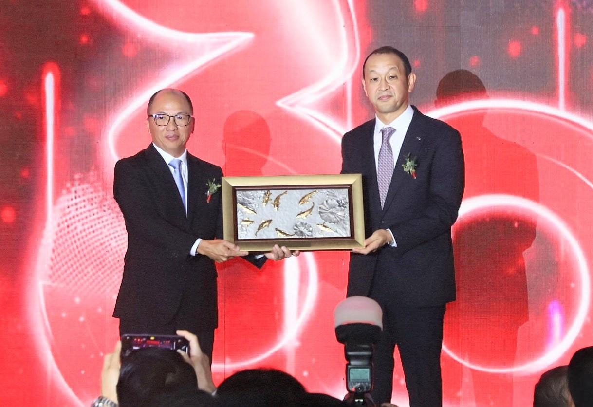 Chủ tịch Công ty Toyota châu Á ông Tiền Quốc Hào tặng quà chúc mừng Toyota Việt Nam