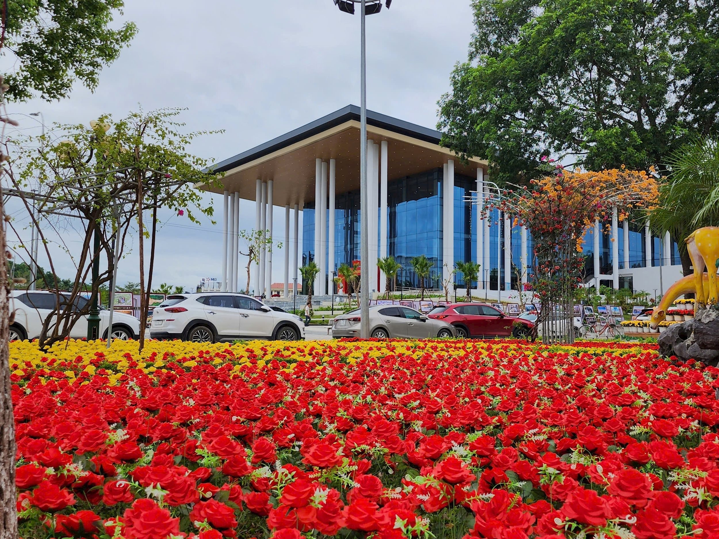 Trước trụ sở Trung tâm Hội nghị Tỉnh