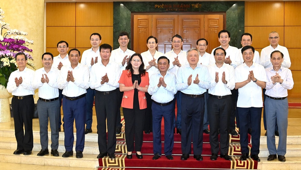 Uỷ viên Bộ Chính trị, Thường trực Ban Bí thư Trần Cẩm Tú và các đồng chí lãnh đạo Đảng, Nhà nước cùng Ban Thường vụ Tỉnh ủy Lào Cai chụp ảnh lưu niệm