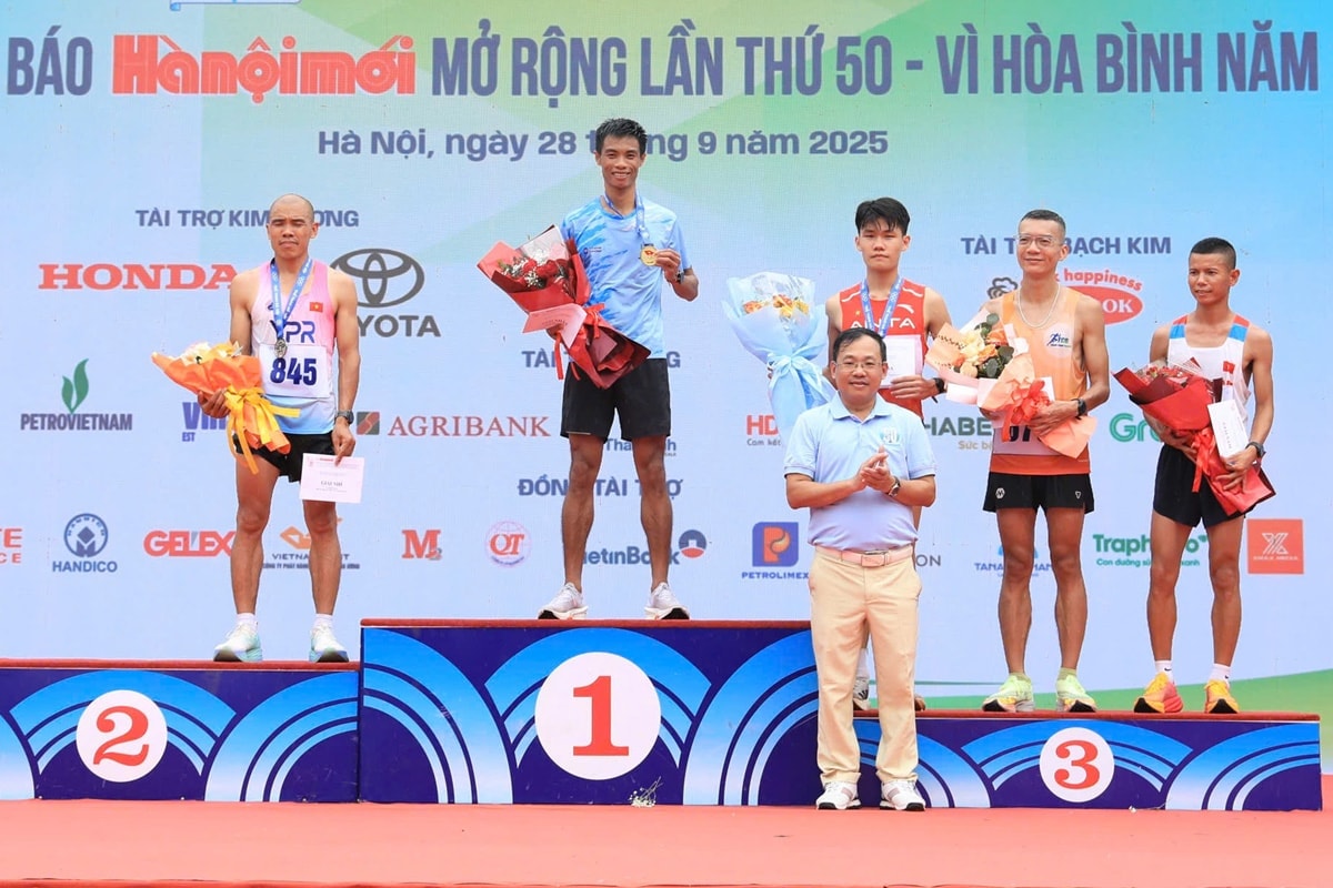 Ban tổ chức trao huy chương nội dung nam lực lượng vũ trang