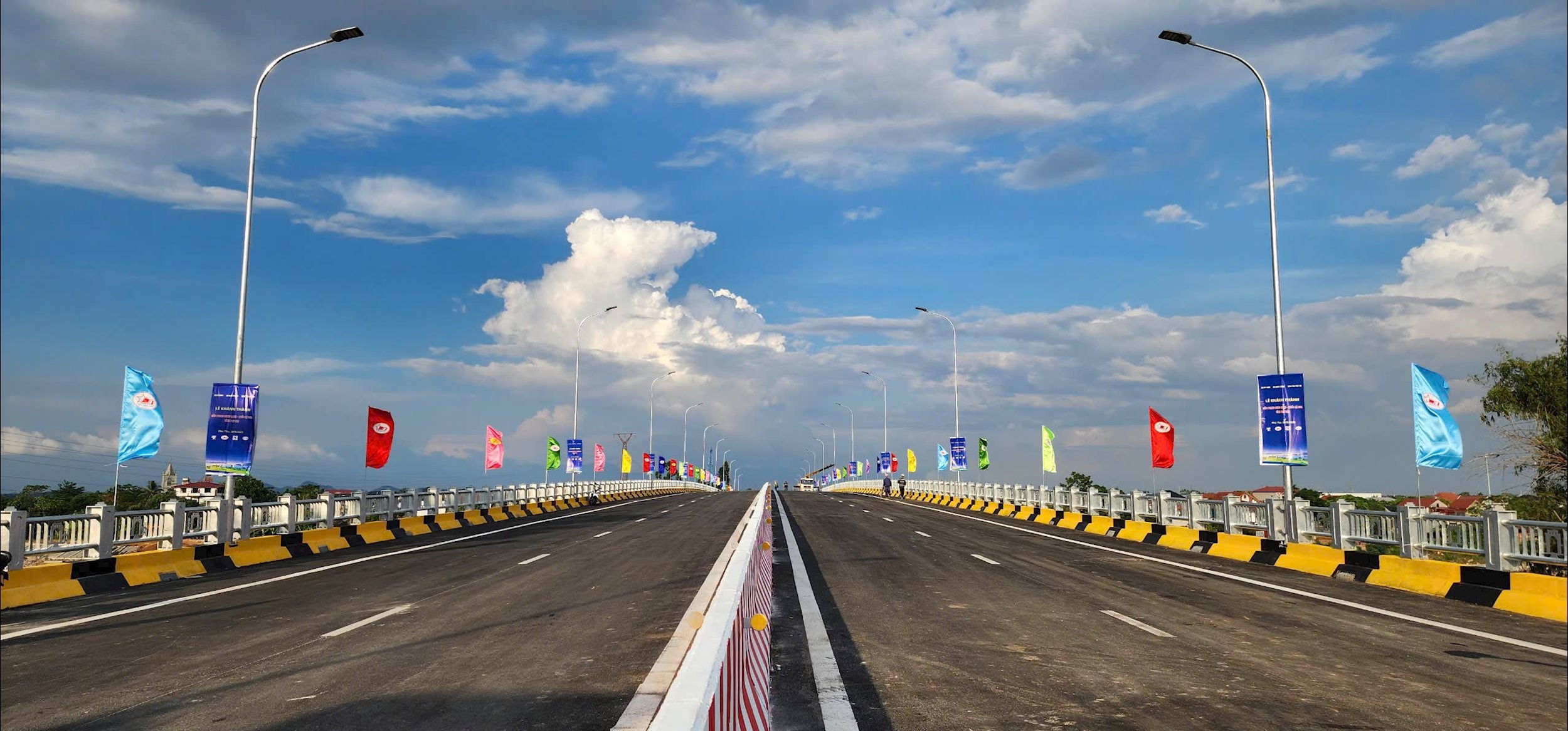 ຂົວແມ່ນກຽມພ້ອມສໍາລັບການສັນຈອນ.