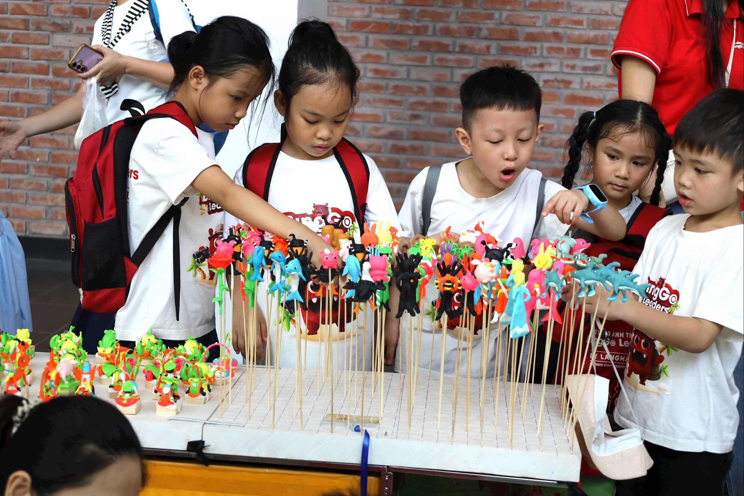 11. Các bạn nhỏ hào hứng xem tò he