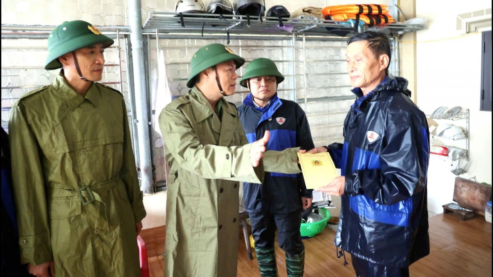 Giám đốc Công an tỉnh Ninh Bình trao kinh phí hỗ trợ cho gia đình có nạn nhân bị tử vong do bão số 10.