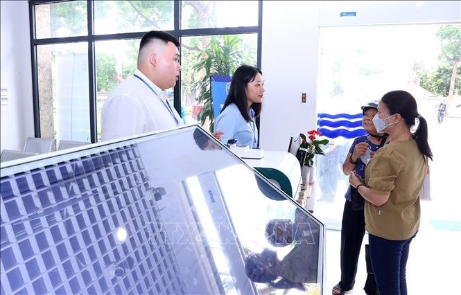 Staff of Tay Ho ward, Hanoi guide people to do administrative procedures (Photo: VNA)
