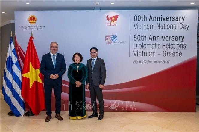 Vietnamese Ambassador to Greece Pham Thi Thu Huong (middle) and Deputy Minister of Development of Greece Stavros Kalafatis (first, left) at the celebration of the 50th anniversary of diplomatic relations between Vietnam and Greece and the 80th National Day of Vietnam, on the evening of September 22, 2025, in Athens. (Photo published by VNA)
