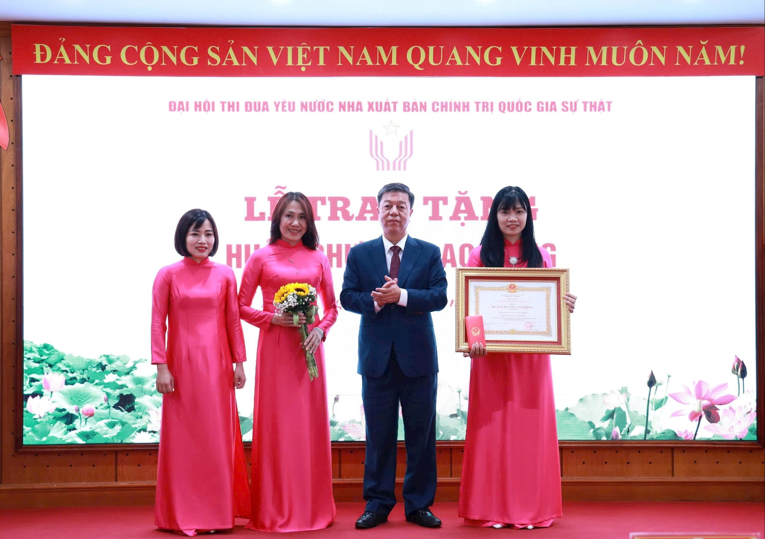 Trao tặng Huân chương Lao động cho các cá nhân, tập thể