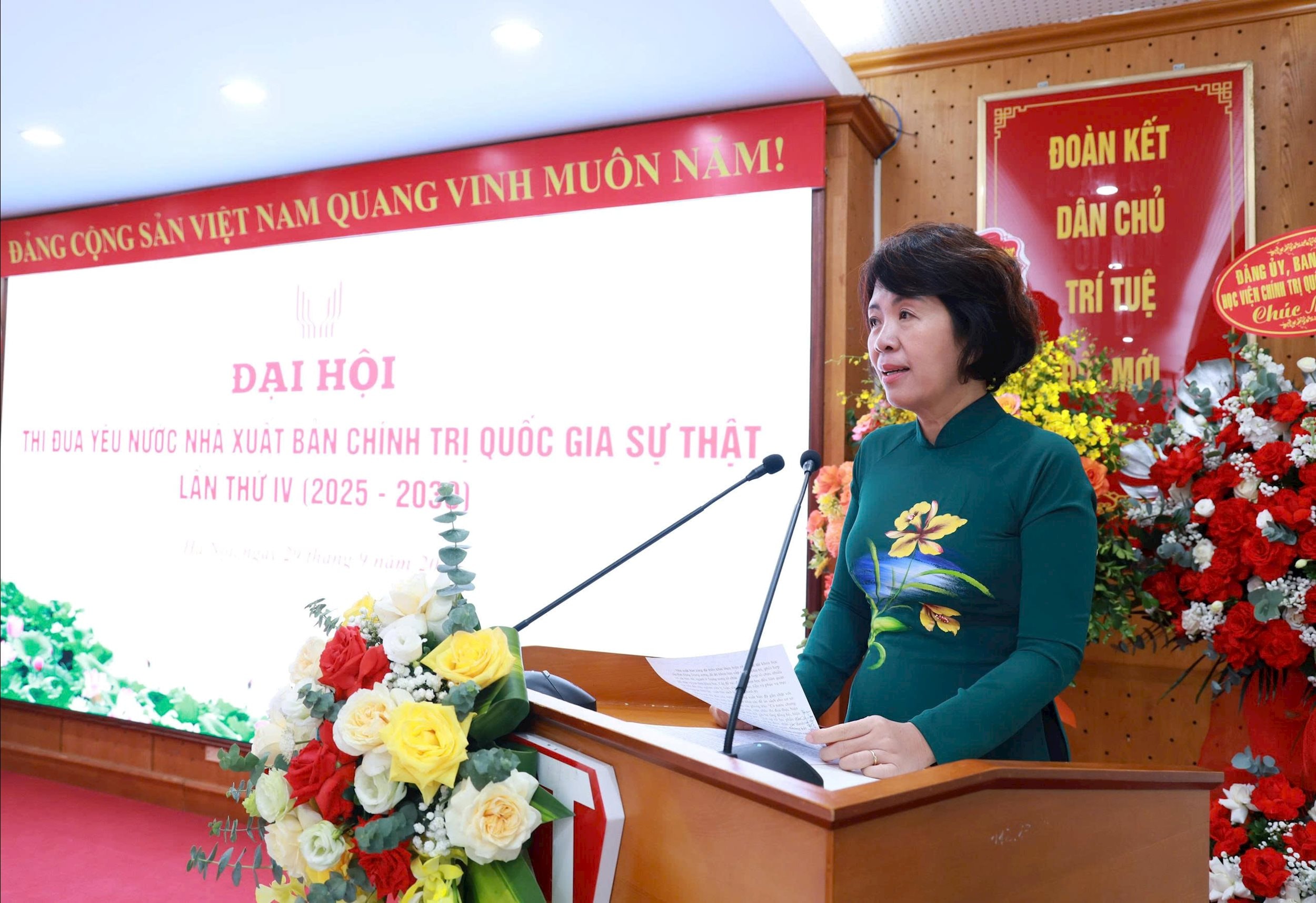 Phó Bí thư Đảng ủy các cơ quan Đảng Trung ương Nguyễn Thị Hoàng Vân hát biểu tại Đại hội