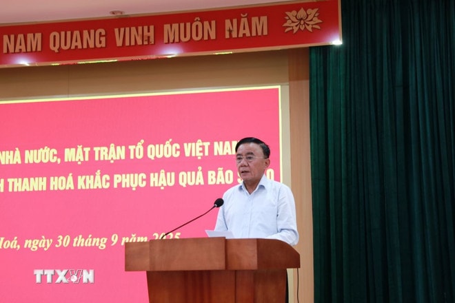 Thay mặt lãnh đạo Đảng và Nhà nước, đồng chí Trần Cẩm Tú, Ủy viên Bộ Chính trị, Thường trực Ban Bí thư gửi tới bà con nhân dân tỉnh Thanh Hóa lời thăm hỏi ân cần và sự chia sẻ sâu sắc trước những thiệt hại, mất mát do bão số 10 gây ra. (Ảnh: Hoa Mai/TTXVN) ttxvn-thuong-truc-ban-bi-thu-tham-nhan-dan-tinh-thanh-hoa-bi-thiet-hai-do-bao-so-10-3009-2.jpg