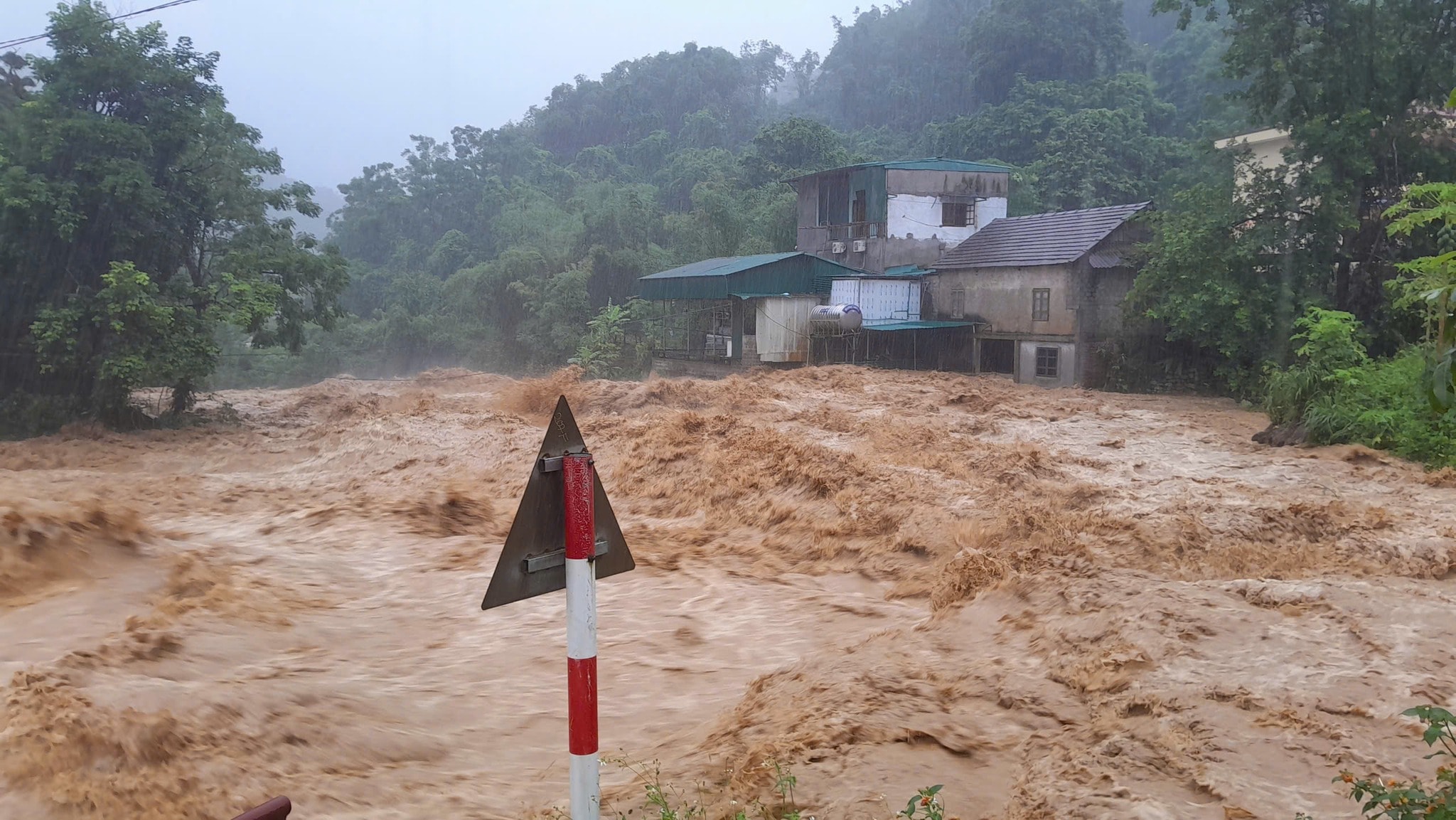 bao lu mua lu ngap ung sat lo dat thien tai