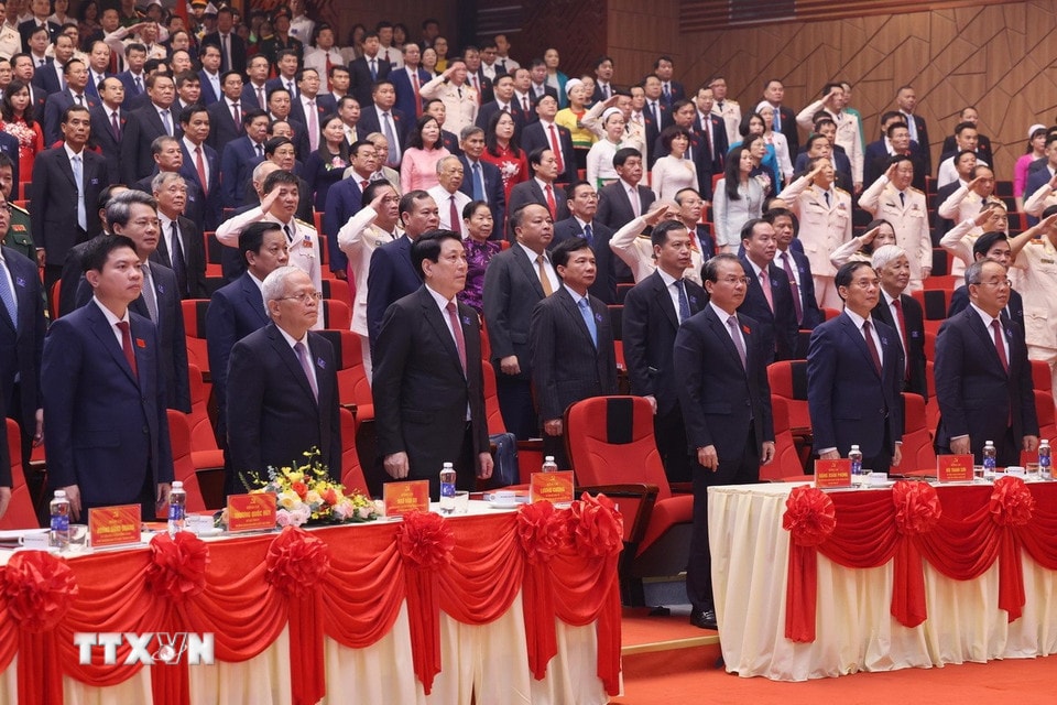 Chủ tịch nước Lương Cường và các đại biểu thực hiện nghi lễ chào cờ. (Ảnh: Lâm Khánh/ TTXVN)