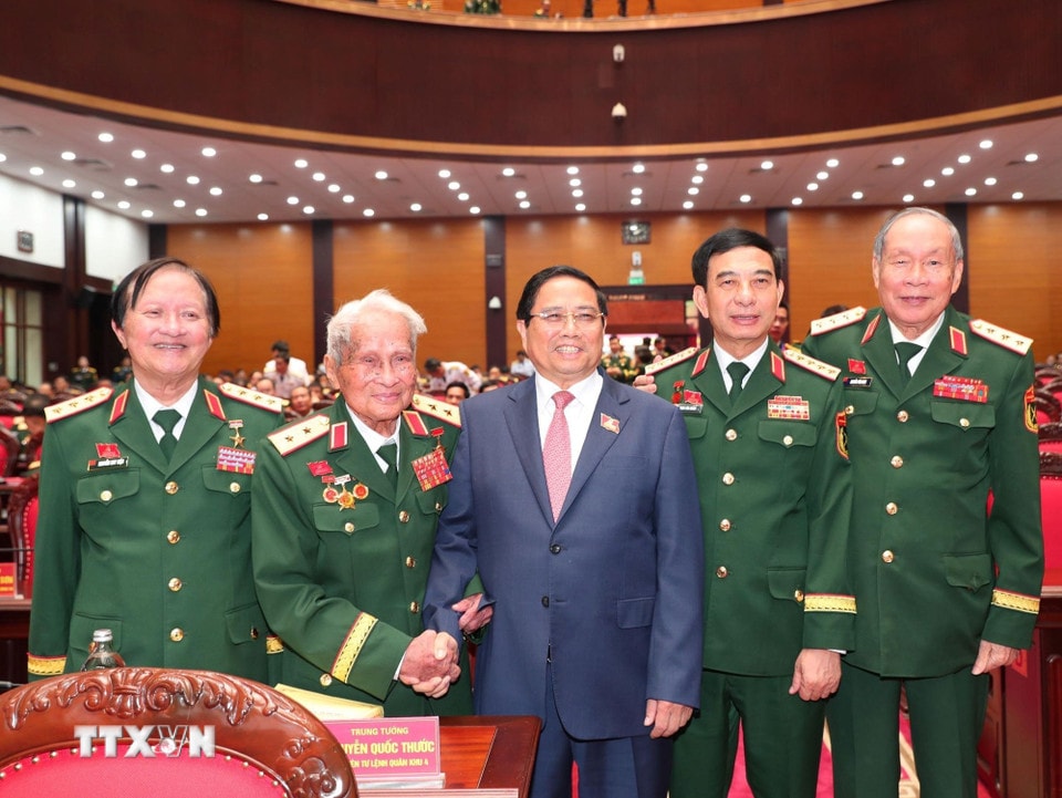 Prime Minister Pham Minh Chinh, General Phan Van Giang, Minister of National Defense with delegates. (Photo: Trong Duc/VNA)