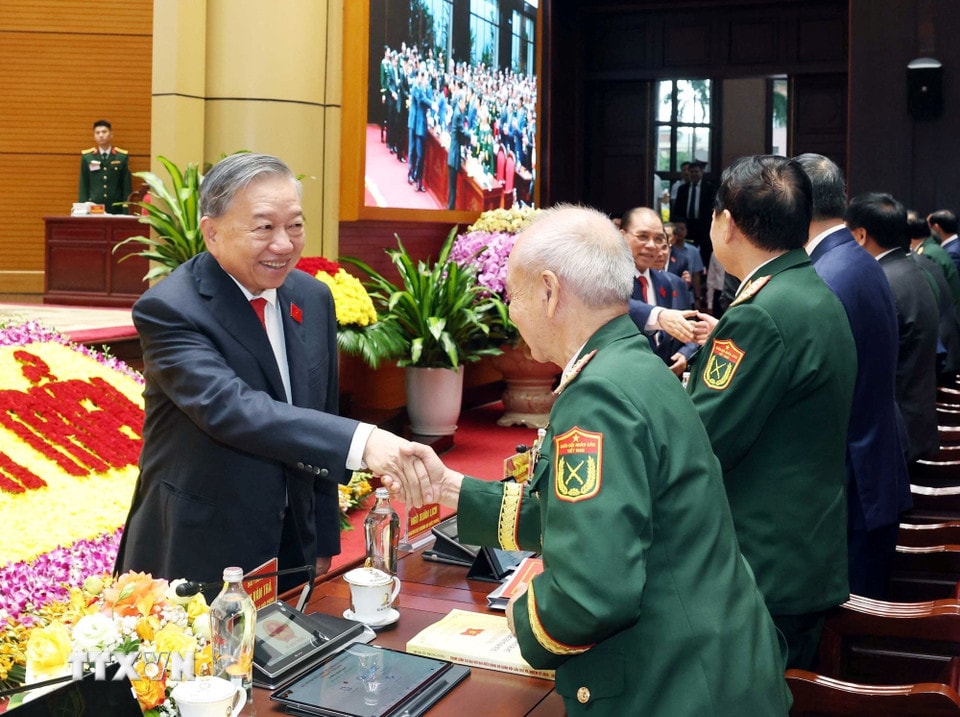 General Secretary To Lam with delegates attending the Congress. (Photo: Thong Nhat/VNA)
