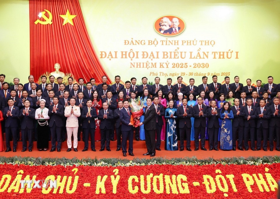 Chủ tịch nước Lương Cường trao Quyết định của Bộ Chính trị và tặng hoa chúc mừng Ban Chấp hành Đảng bộ tỉnh Phú Thọ nhiệm kỳ 2025-2030. (Ảnh: Lâm Khánh/TTXVN)