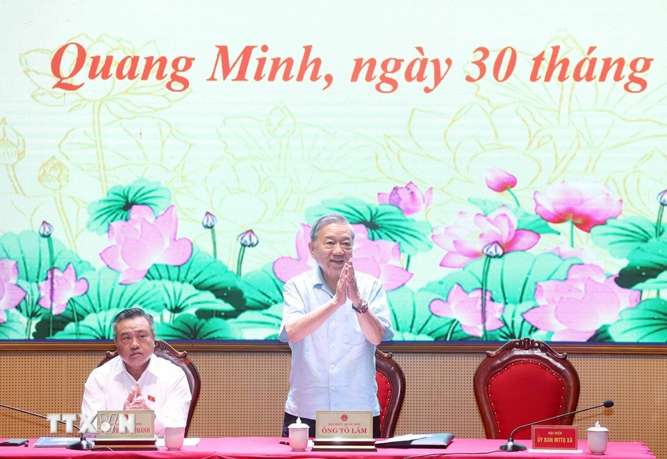 General Secretary To Lam met with voters from nine communes (Soc Son, Da Phuc, Noi Bai, Trung Gia, Kim Anh, Me Linh, Yen Lang, Tien Thang, and Quang Minh) before the 10th session of the 15th National Assembly. (Photo: Thong Nhat/VNA)