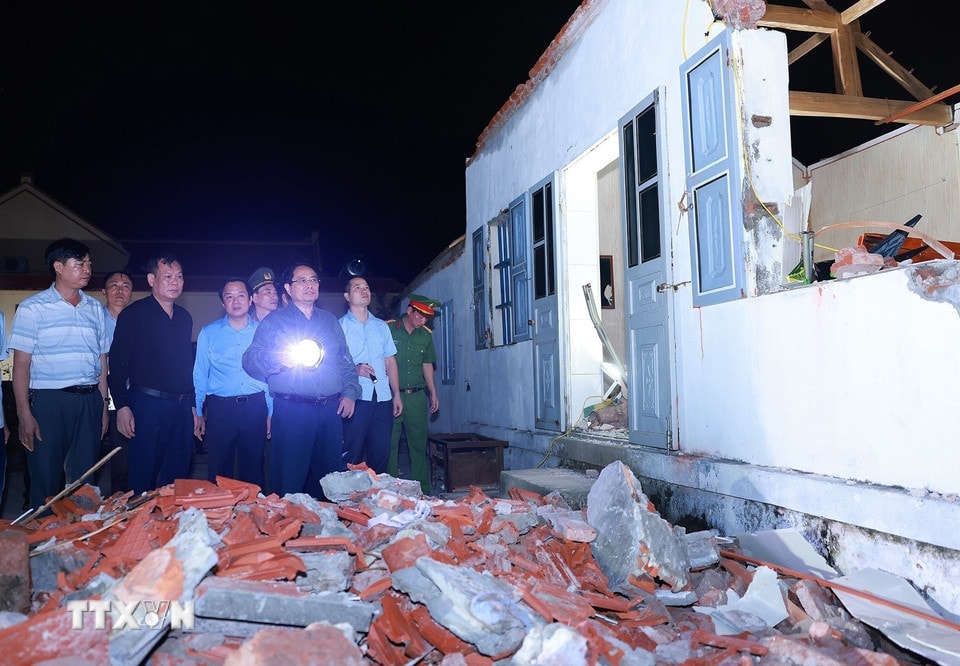 Tối 30/9, Thủ tướng Phạm Minh Chính đã đến tỉnh Ninh Bình (khu vực tỉnh Nam Định cũ) thăm, động viên nhân dân và kiểm tra công tác khắc phục hậu quả, ổn định đời sống nhân dân bị ảnh hưởng nặng nề do bão số 10 (Bualoi) và hoàn lưu của bão gây ra. (Ảnh: Dương Giang/TTXVN)