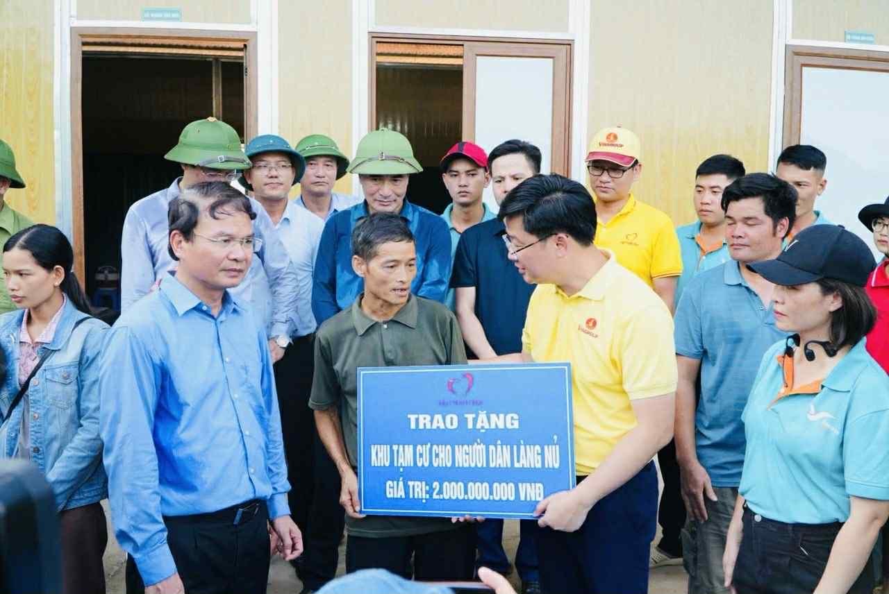 Đại diện Quỹ Thiện Tâm trao tặng hỗ trợ xây dựng khu tạm cư cho người dân Làng Lũ sau bão Yagi