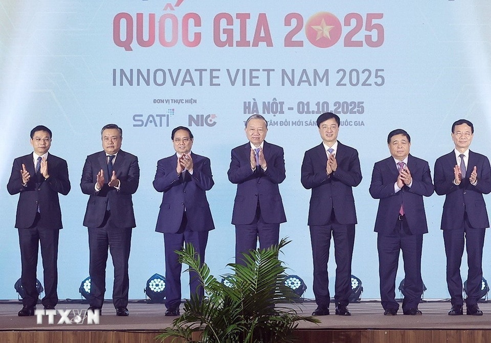 Tổng Bí thư Tô Lâm, Thủ tướng Phạm Minh Chính và các đại biểu thực hiện nghi thức phát động Ngày hội Đổi mới sáng tạo Việt Nam năm 2025. (Ảnh: Thống Nhất/TTXVN)