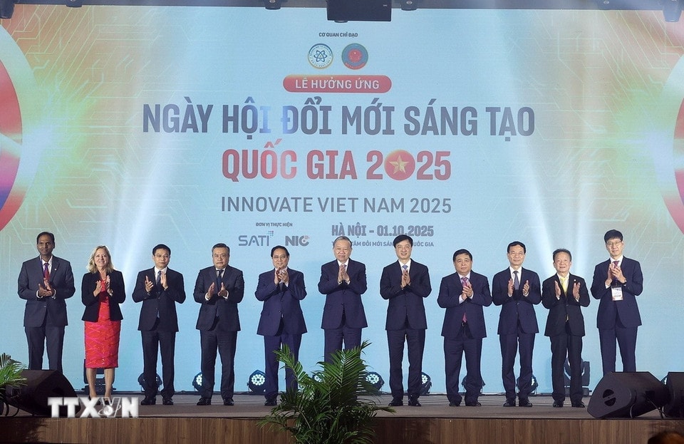 Tổng Bí thư Tô Lâm, Thủ tướng Phạm Minh Chính và các đại biểu dự Lễ hưởng ứng Ngày hội đổi mới sáng tạo Quốc gia năm 2025. (Ảnh: Thống Nhất/TTXVN)