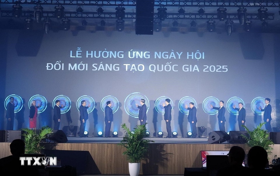 Tổng Bí thư Tô Lâm, Thủ tướng Phạm Minh Chính và các đại biểu thực hiện nghi thức phát động Ngày hội Đổi mới sáng tạo Việt Nam năm 2025. (Ảnh: Thống Nhất/TTXVN)