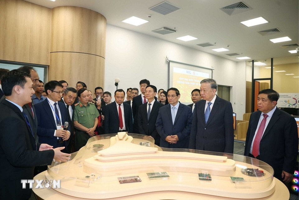 Tổng Bí thư Tô Lâm, Thủ tướng Phạm Minh Chính tại Lễ khai trương Trung tâm vi mạch bán dẫn. (Ảnh: Thống Nhất/TTXVN)