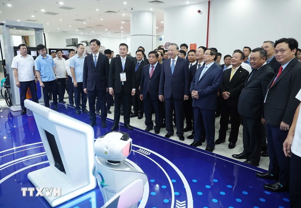 Tổng Bí thư Tô Lâm, Thủ tướng Phạm Minh Chính và các đại biểu tham quan triển lãm. (Ảnh: Thống Nhất/ TTXVN)
