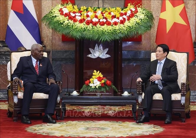 Vietnamese State President Luong Cuong (R) meets with President of the National Assembly of People's Power and President of the Council of State of Cuba Esteban Lazo Hernandez in Hanoi on September 30. (Photo: VNA)