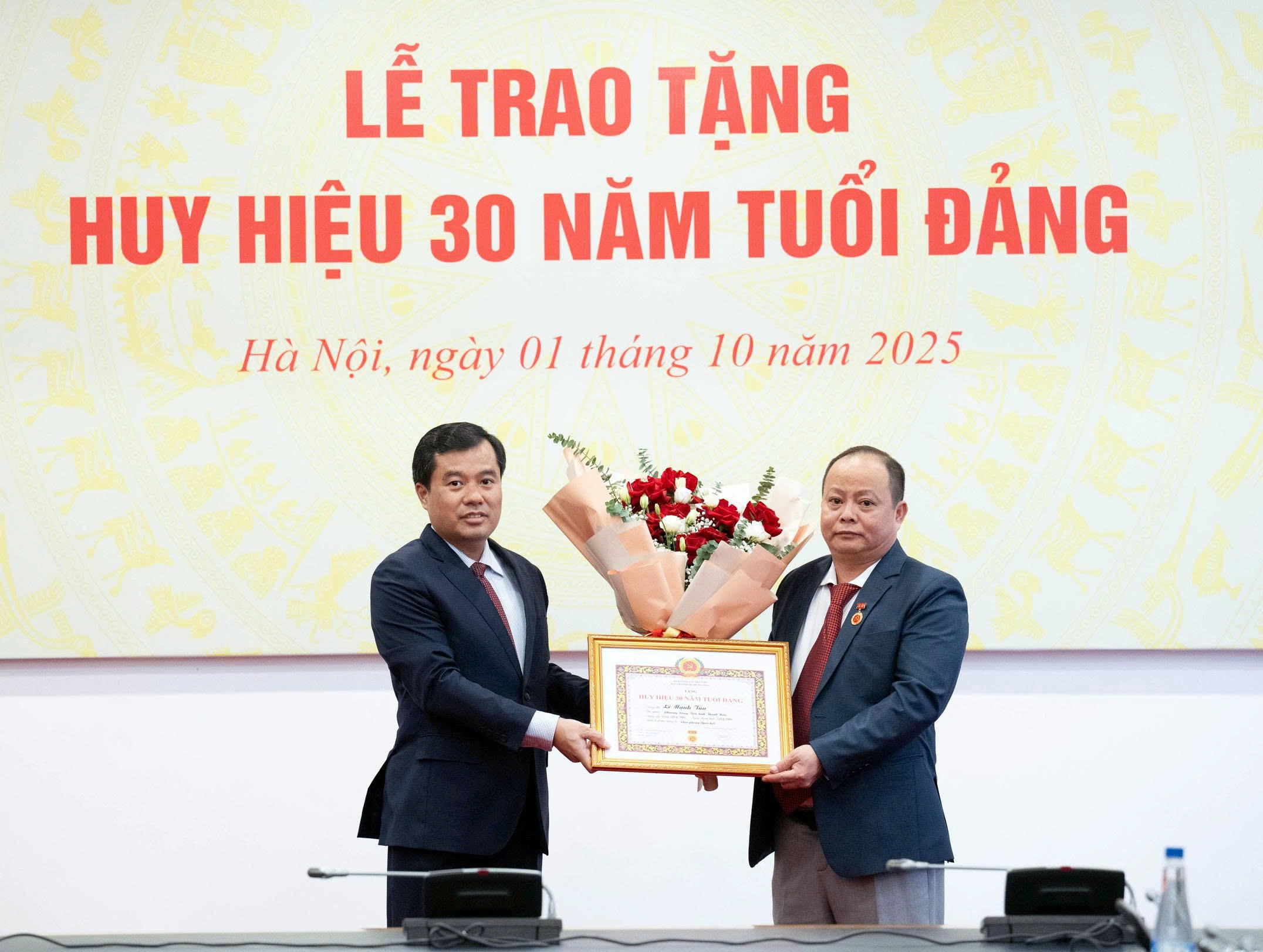 국회사무처 부처장 응우옌 마잉 훙은 레 마잉 탄 동지에게 결정, 당 배지와 꽃을 전달하여 축하했습니다.