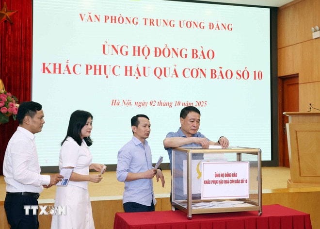 ttxvn-van-phong-trung-uong-to-chuc-quyen-gop-ung-ho-dong-bao-khac-phuc-hau-qua-con-bao-so-10-2.jpg
