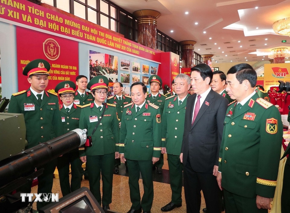 Chủ tịch nước Lương Cường tham quan gian trưng bày sản phẩm công nghiệp quốc phòng. (Ảnh: Trọng Đức/TTXVN)