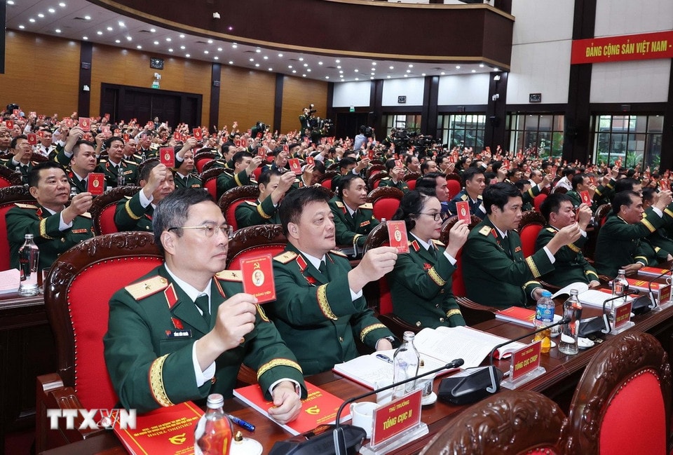 Các đại biểu biểu quyết thông qua Nghị quyết Đại hội. (Ảnh: Thống Nhất/TTXVN)