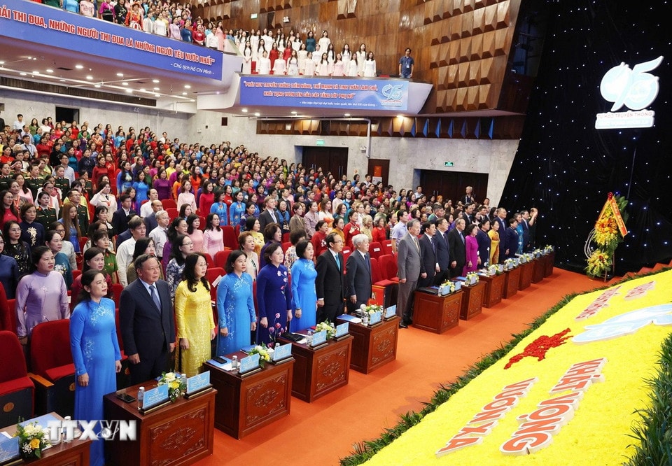 Tổng Bí thư Tô Lâm và các đại biểu thực hiện nghi lễ chào cờ. Ảnh: Thống Nhất/TTXVN