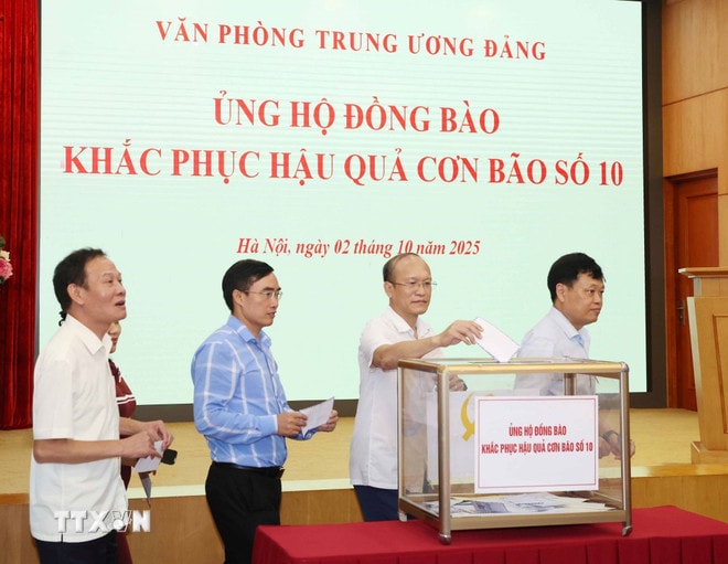 ttxvn-van-phong-trung-uong-to-chuc-quyen-gop-ung-ho-dong-bao-khac-phuc-hau-qua-con-bao-so-10-4.jpg