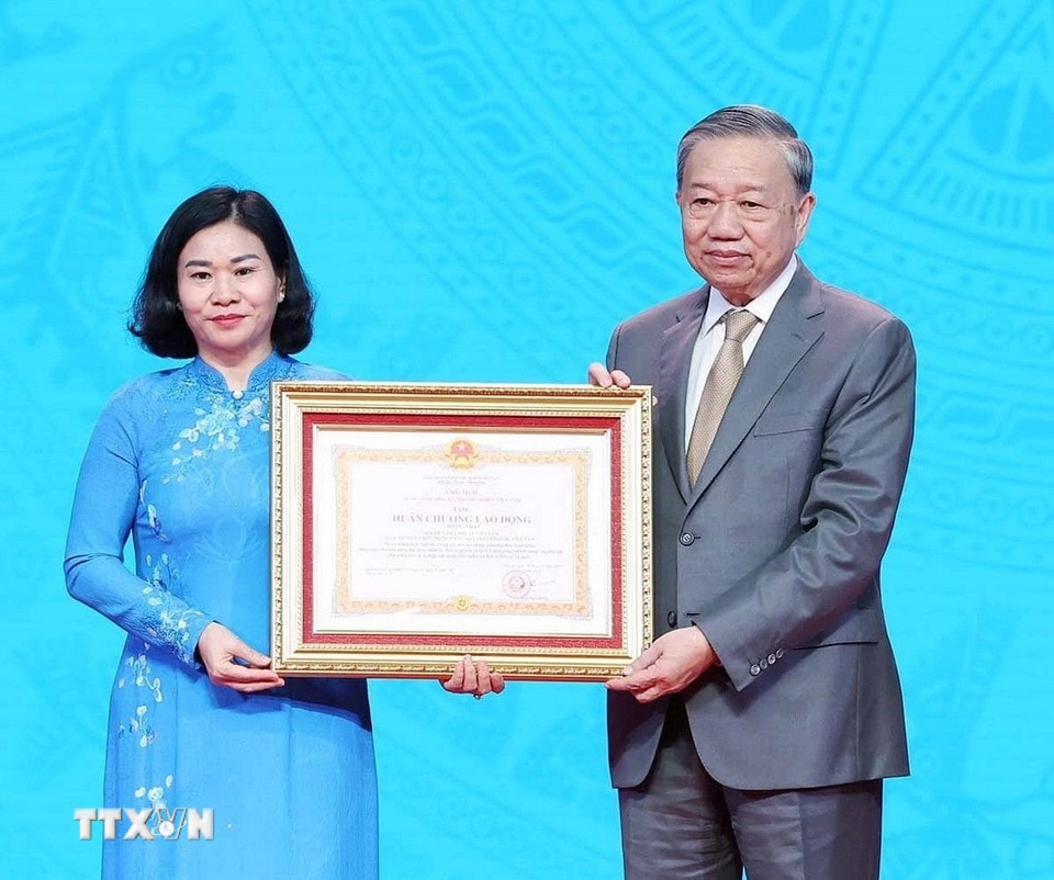Tổng Bí thư Tô Lâm trao Huân chương Lao động hạng Nhất tặng Hội Liên hiệp Phụ nữ Việt Nam. Ảnh: Thống Nhất/TTXVN