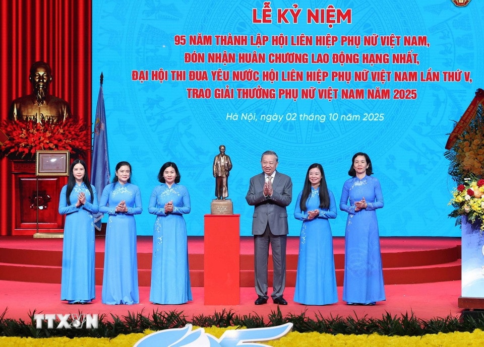 Tổng Bí thư Tô Lâm tặng bức tượng Chủ tịch Hồ Chí Minh cho Hội Liên hiệp Phụ nữ Việt Nam. Ảnh: TTXVN