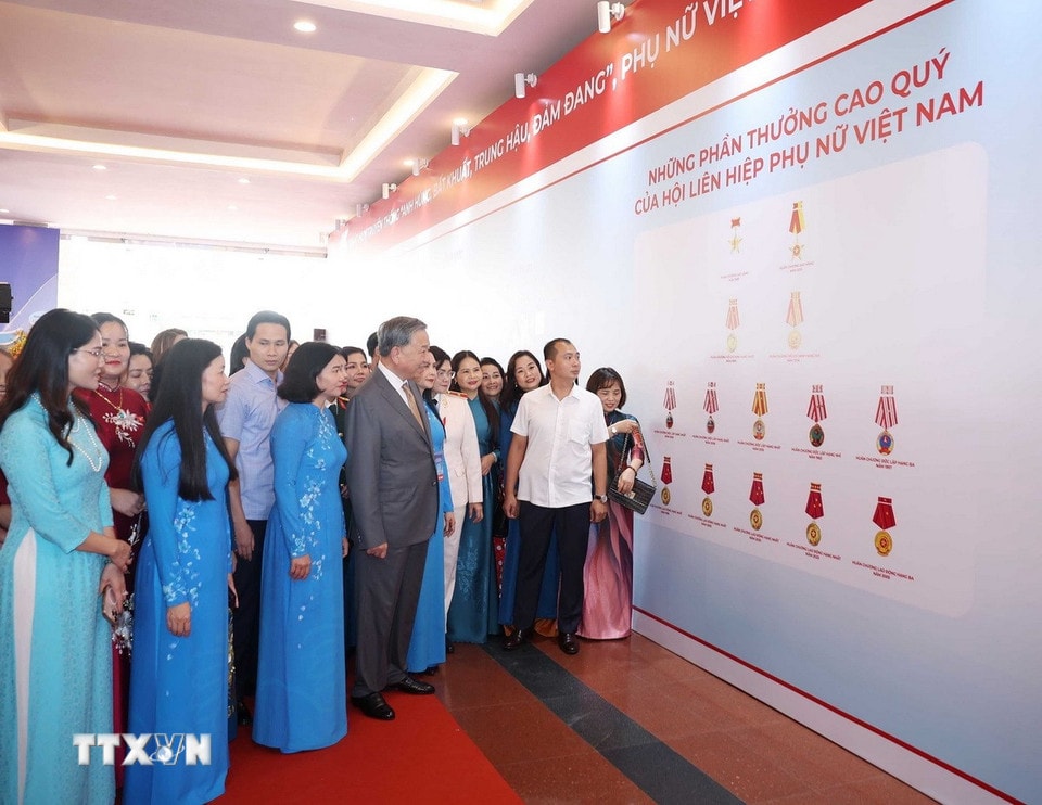 Tổng Bí thư Tô Lâm và các đại biểu tham quan triển lãm. Ảnh: Thống Nhất/TTXVN