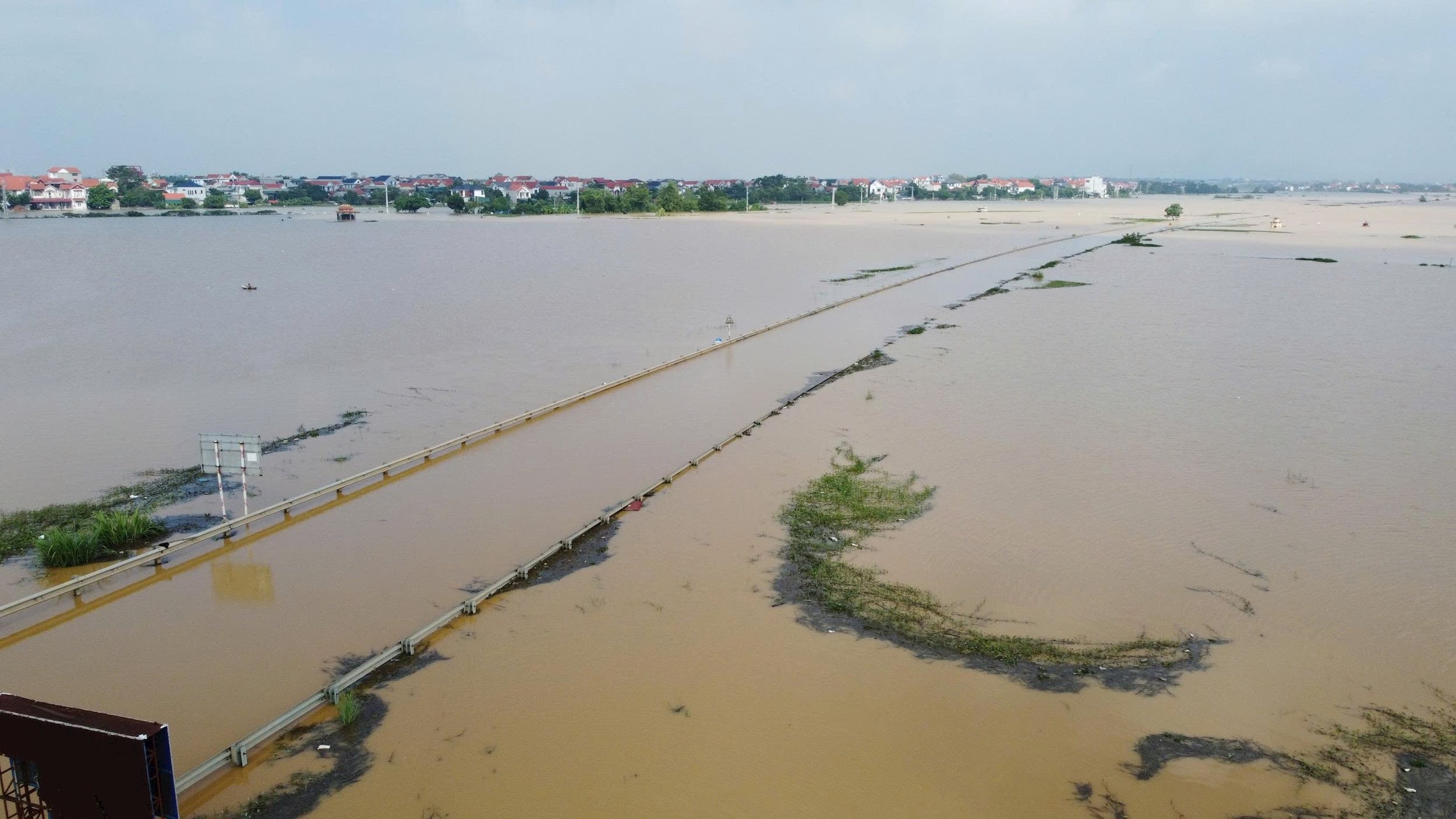 gen-h-Đường giao thông ngập sâu trong nước