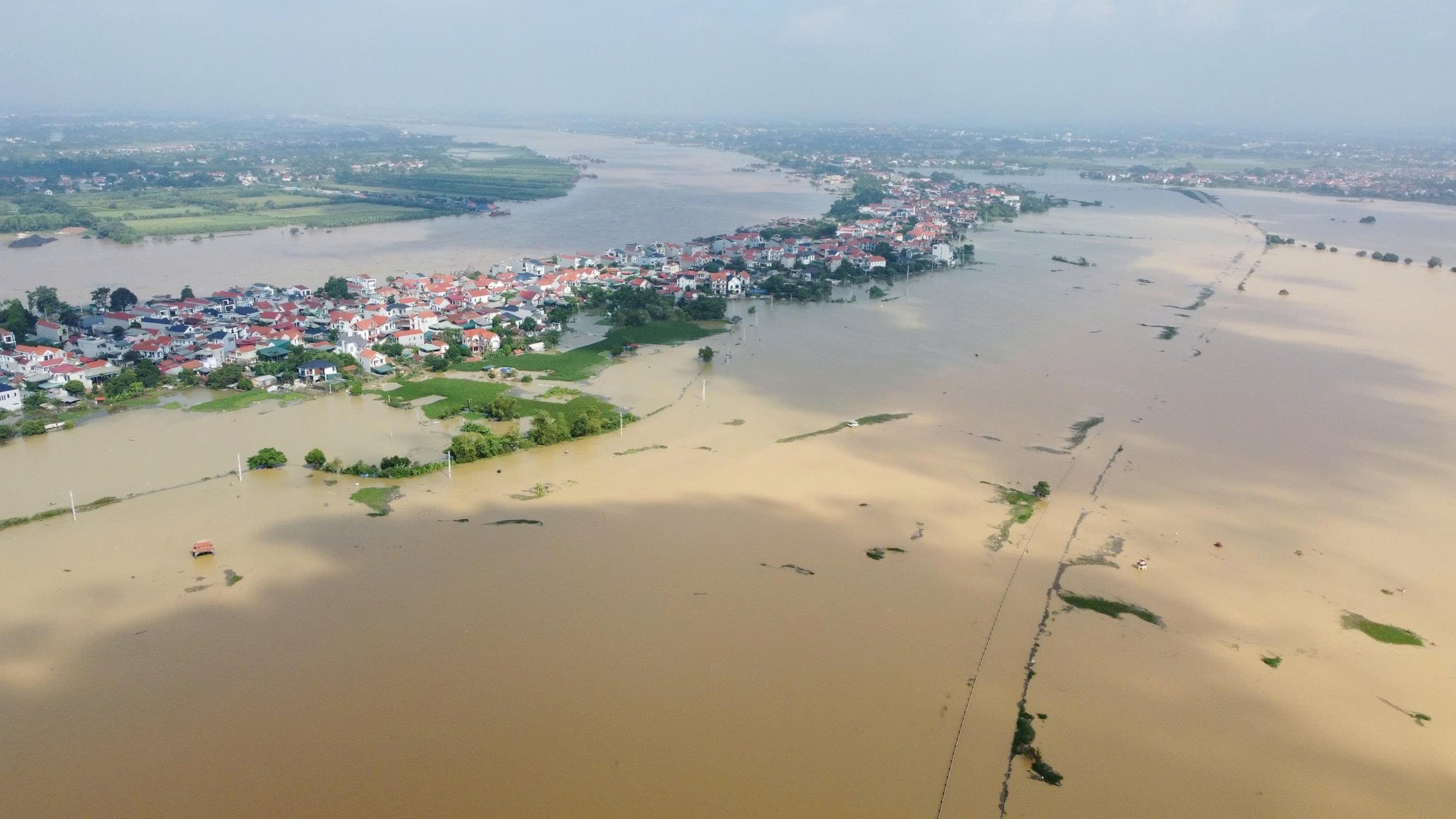 gNhiều khu dân cư ven sông Lô ngập sâu trong nước